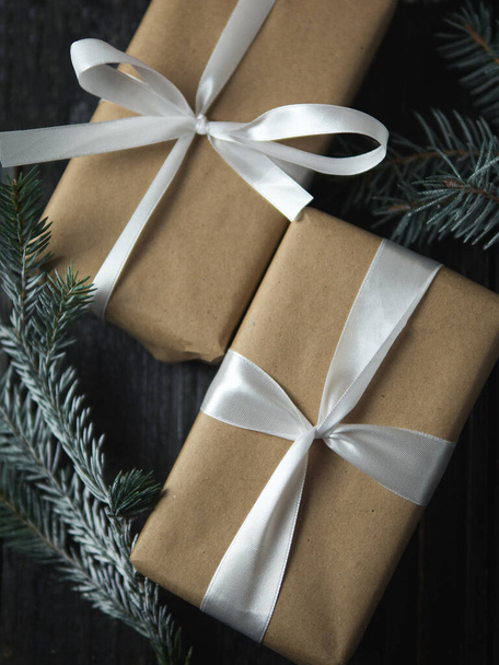 Μεγάλη Δώρα σε κουτιά για τα Χριστούγεννα και το νέο έτος close-UPS βρίσκονται στο τραπέζι - Φωτογραφία, εικόνα