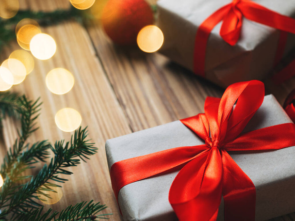 Dovolená dárky v krabicích na Vánoce a nový rok na dřevěném stole - Fotografie, Obrázek