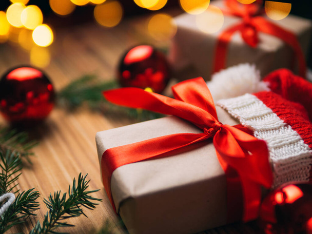 Hermoso regalo de vacaciones con cinta roja para Navidad - Foto, Imagen