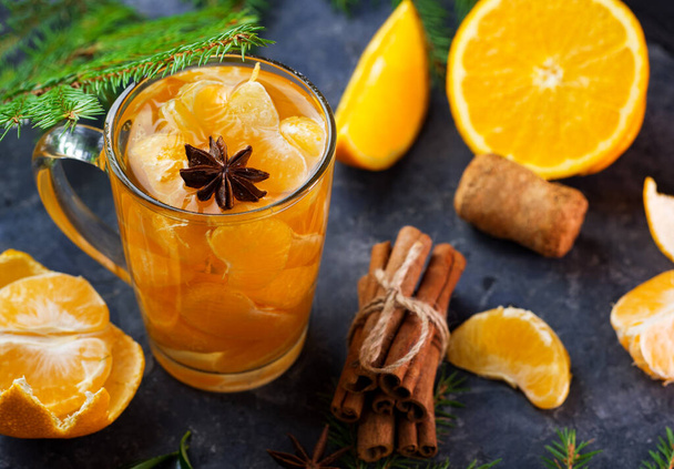 Um saboroso e criativo cocktail de Natal ou vinho quente com tangerinas, canela e anis - Foto, Imagem