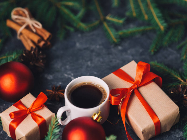Kraft kağıdına, köknar dallarına, kırmızı topa ve boşluğa doldurulmuş Noel hediyeleriyle dolu Noel arkaplanı - Fotoğraf, Görsel