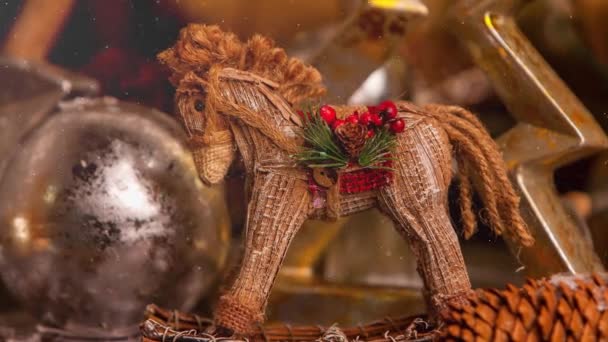 Filmaufnahmen von weihnachtlicher Spielzeugpferdededekoration für die Adventszeit - Filmmaterial, Video