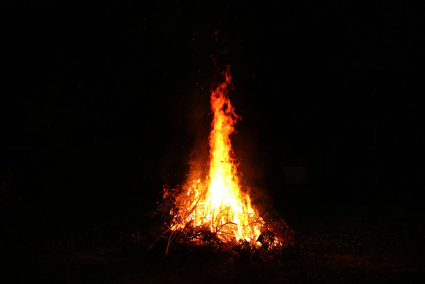 Grande fogueira brilhante na escuridão do campo da noite - Foto, Imagem