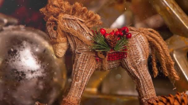 Filmación de la decoración del caballo de juguete de Navidad para la temporada de adviento - Imágenes, Vídeo