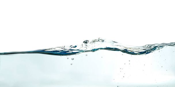 Αφηρημένο κύμα νερού splash απομονώνονται σε λευκό φόντο. - Φωτογραφία, εικόνα