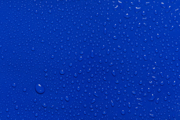 abstrait gouttes d'eau fond bleu - Photo, image