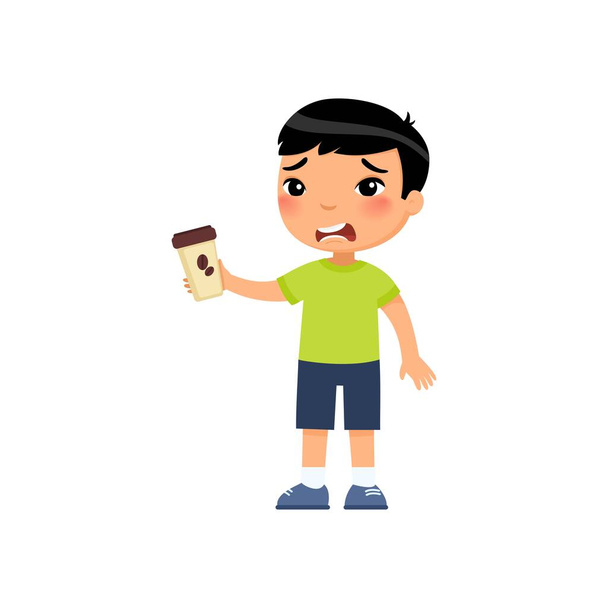 Kis ázsiai fiú elvitelre szánt kávé lapos vektoros illusztrációval. Aranyos gyerek forró ital rajzfilm karakter. Boldogtalan gyermek gazdaság papír pohár keserű energiaital elszigetelt fehér alapon - Vektor, kép