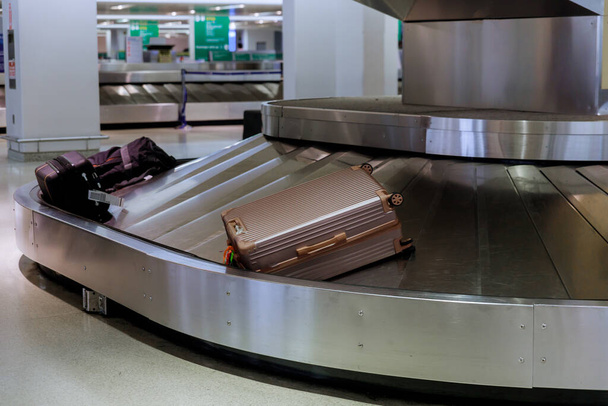 Bagagem reivindicação nas malas em uma faixa de bagagem no aeroporto - Foto, Imagem