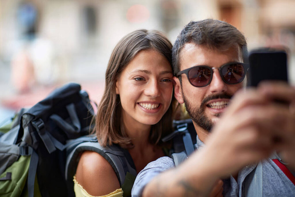 Sorrindo Pessoas viajando juntas sorrindo e desfrutando de férias de verão. e fazer selfie.  - Foto, Imagem