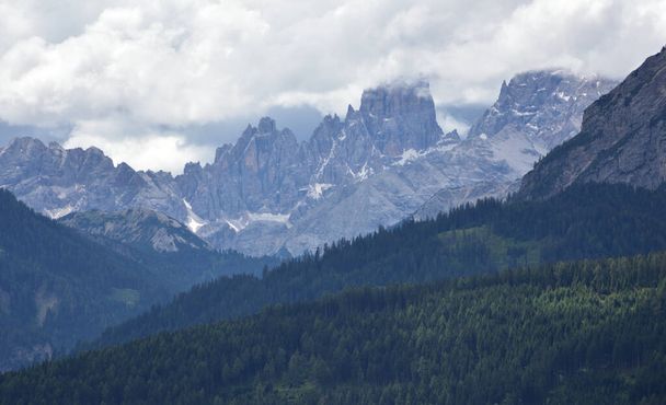 Dia nublado no grupo Cristallo das Dolomitas - Foto, Imagem