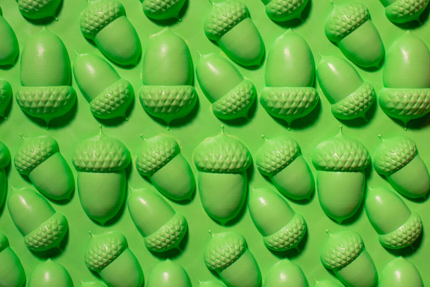 Estera ortopédica verde en forma de bellotas sobre un fondo blanco. Prevención de pies planos en niños y masaje de pies - Foto, Imagen