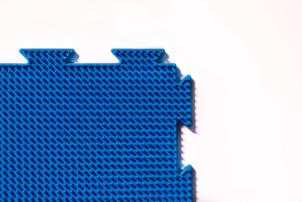 Kék ortopéd masszázsszőnyeg gyermekek és felnőttek számára tű formájában - Fotó, kép