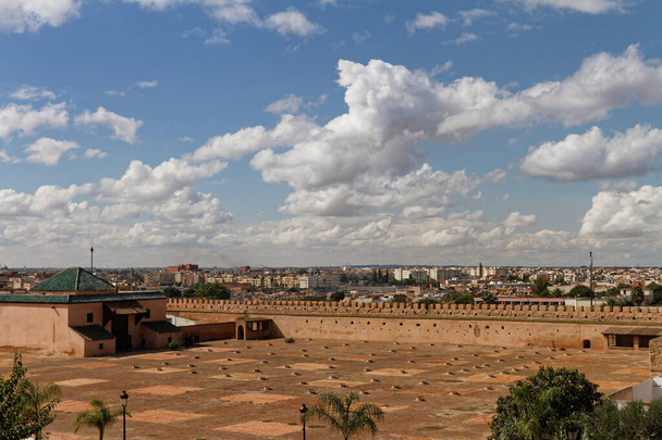 Widok na miasto Meknes, Maroko. Na pierwszym planie znajduje się dach dawnego więzienia de Kara chrześcijańskich niewolników. Miejski krajobraz Meknes z błękitnym białym zachmurzonym niebem - Zdjęcie, obraz