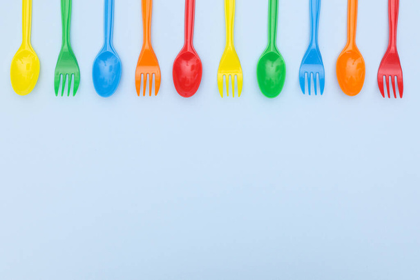 Műanyag evőeszközök különböző színekben történő étkezéshez - Fotó, kép