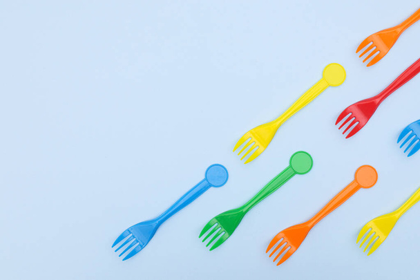 Plastic cutlery for eating in different colors - Foto, imagen