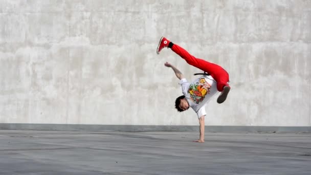 fiú tánc breakdance, az utcán - Felvétel, videó