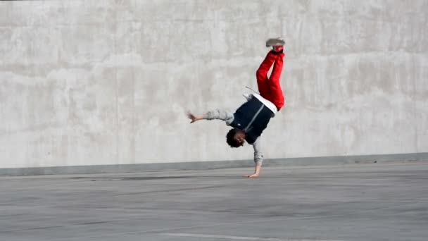 chłopiec taniec breakdance na ulicy - Materiał filmowy, wideo