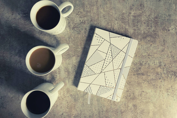 konkretne tło z kawą i książką - Zdjęcie, obraz