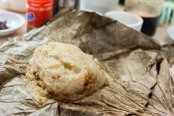 Arroz pegajoso en hoja de bambú - un plato clásico de Hong Kong dim sum
 - Foto, imagen
