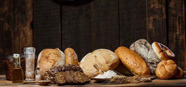 Fresh assorted loaves of gluten-free bread on wooden table - Foto, Imagem