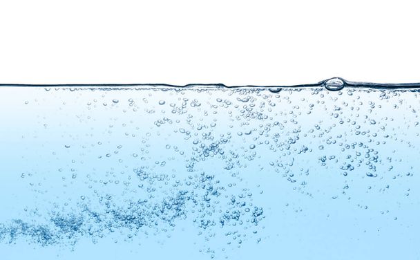 Unterwasserblasen und Nahaufnahme von Wellenwasser isoliert auf weißem Hintergrund - Foto, Bild