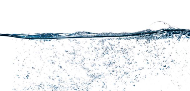 Víz alatti buborékok és közeli hullám víz elszigetelt fehér alapon - Fotó, kép
