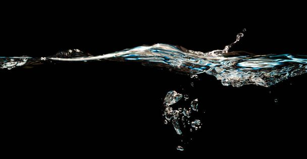 Su koyu renk, su izole edilmiş siyah arkaplan - Fotoğraf, Görsel