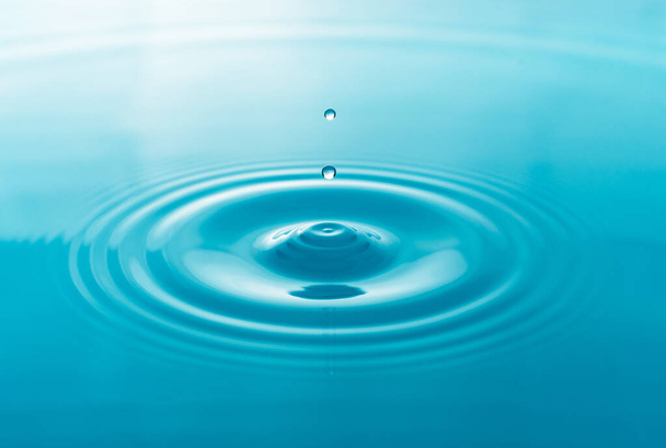 краплі води на фоні поверхневих вод
 - Фото, зображення