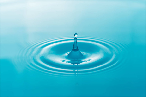 Капли воды на фоне поверхностных вод - Фото, изображение