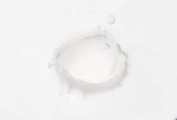 біле молоко плескає на темному фоні
 - Фото, зображення
