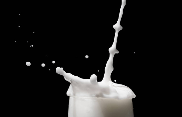 fehér tej fröccsenés sötét háttér - Fotó, kép