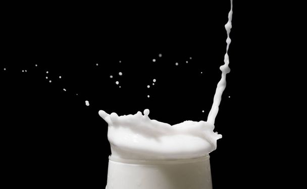 fehér tej fröccsenés sötét háttér - Fotó, kép