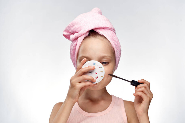 女の子ピンクタオルオン彼女の頭クリーン肌バスルームライト背景 - 写真・画像