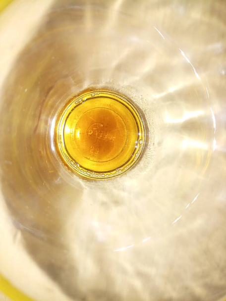 κόκκινο τσάι σε φλας φως ή κρασί σε ποτήρι στο τραπέζι - Φωτογραφία, εικόνα