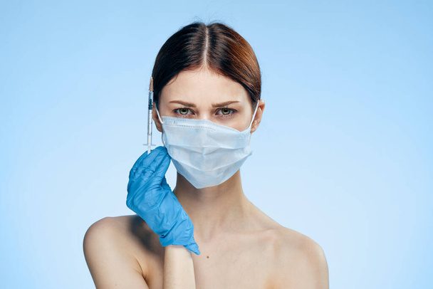 Frau in medizinischer Maske Blauer Handschuh Botox-Injektion Kollagenverjüngung - Foto, Bild