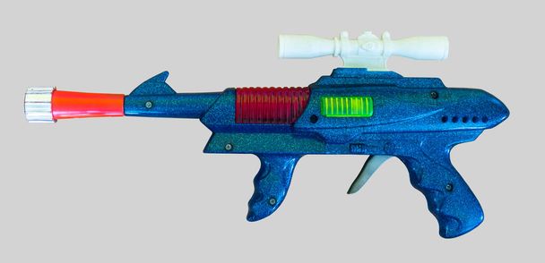 Juguete ultra espacial raygun / Aislado blanco azul Raygun ultra espacial con pistola Scopes: juguete vintage - Foto, Imagen