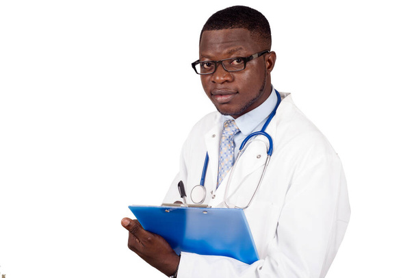 Человек в белом халате, доктор или ученый пишет заметки на бумаге. - Фото, изображение