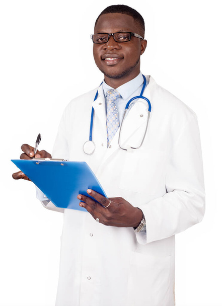Άνδρας με λευκό παλτό, γιατρός ή επιστήμονας που γράφει σημειώσεις σε χαρτί. - Φωτογραφία, εικόνα