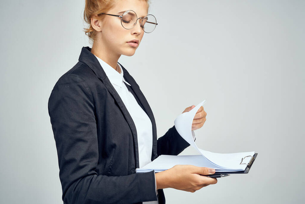 Жінка в костюмі офіційної бізнес-леді документи в робочій теці
 - Фото, зображення