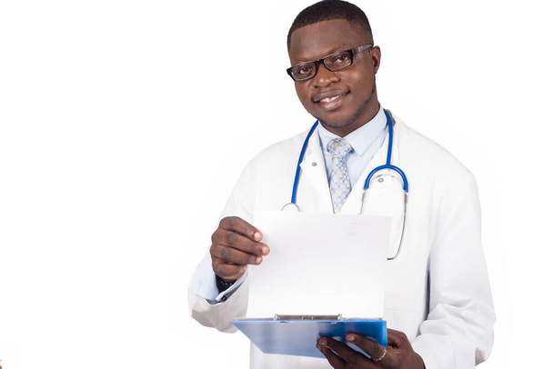 Человек в белом халате, доктор или ученый держит и смотрит на заметки на бумаге. - Фото, изображение