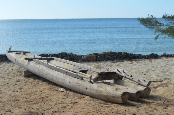 Barco de madeira na costa marítima. Barco de pesca na praia - Foto, Imagem