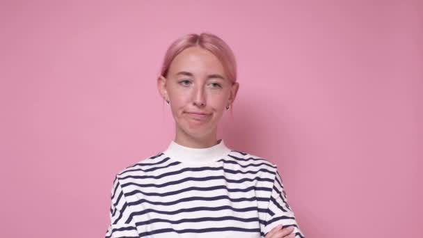 Mujer joven bonita con el pelo teñido de rosa sacudiendo la cabeza en rechazo o disgusto - Metraje, vídeo