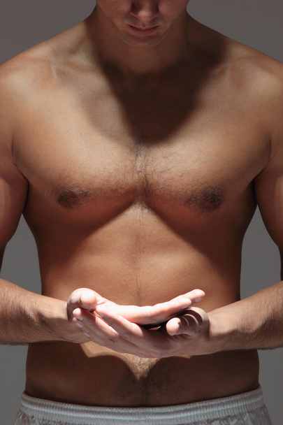 kaslı erkek torso açık elle - Fotoğraf, Görsel