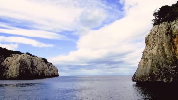 De smalle, steile inham van Portu Pedrosu doorgesneden in de kalksteen rots van Capo Monte Santo, Golf van Orosei, Gennargentu National Park Ogliastra, oostkust van Sardinië - Italië. 20 mei 2019 - Video