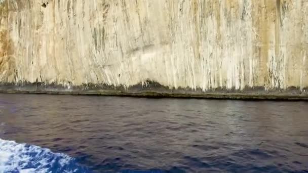 De smalle, steile inham van Portu Pedrosu doorgesneden in de kalksteen rots van Capo Monte Santo, Golf van Orosei, Gennargentu National Park Ogliastra, oostkust van Sardinië - Italië. 20 mei 2019 - Video
