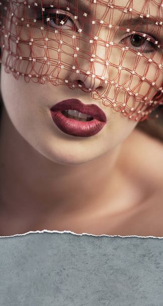 Szexi nő rubin ajkakkal és fátyollal - Fotó, kép