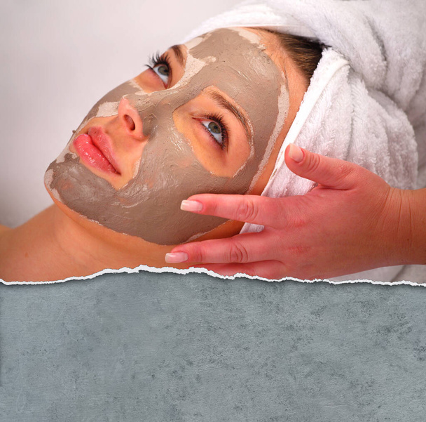 Kylpylä savi naamio naisen kasvot, valkoinen tausta - Valokuva, kuva
