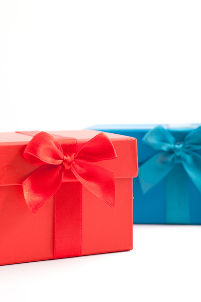 rote und blaue Geschenkboxen auf weißem Hintergrund - Foto, Bild