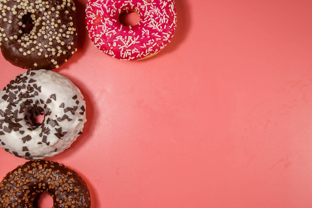 Donuts saborosos em fundo rosa. Vista superior, espaço de cópia - Foto, Imagem