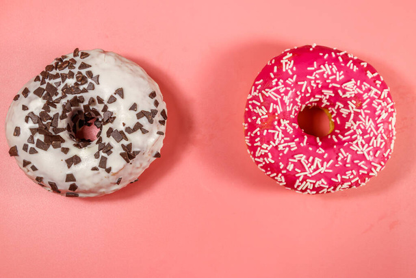 Maukkaita donitseja pinkillä pohjalla. Yläkuva - Valokuva, kuva